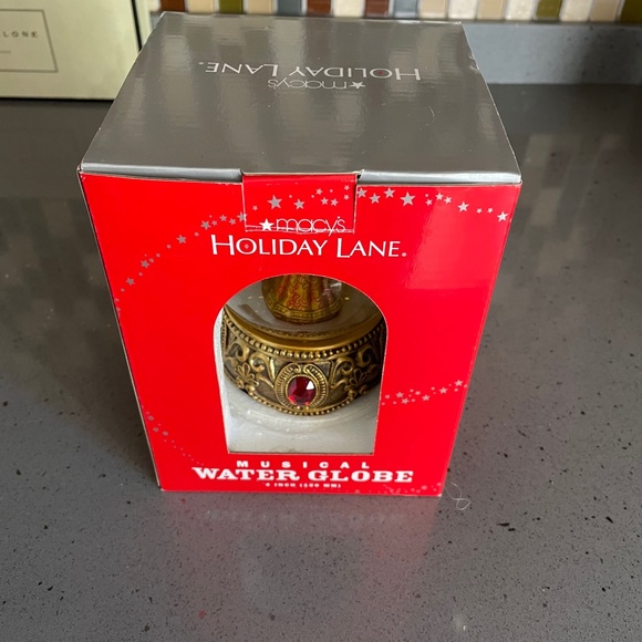 New in box 2010 Macy's angel musical water globe - Picture 2 of 7